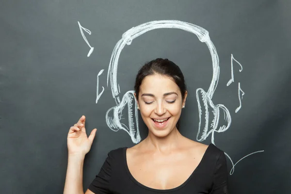 Donkerharig Meisje Pretendeert Luisteren Naar Muziek Dankzij Een Koptelefoon Ontworpen — Stockfoto