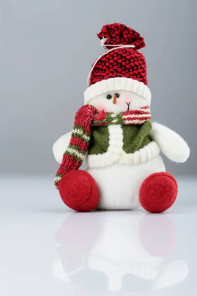 Muñeco Nieve Juguete Navidad Con Bufanda Roja Sombrero Sobre Fondo — Foto de Stock