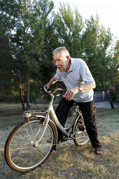 Homem Sênior Andar Bicicleta — Fotografia de Stock
