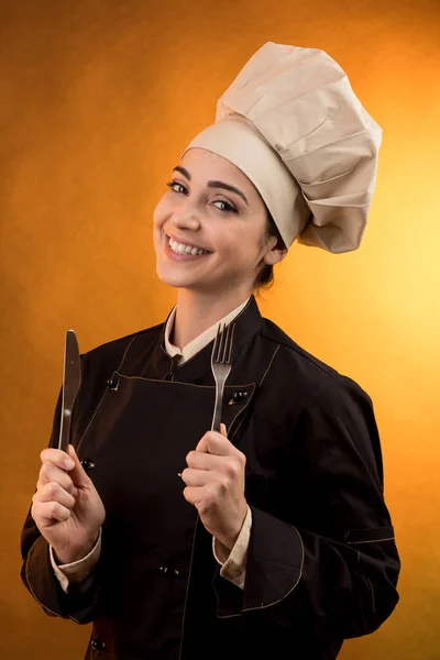 Usmívající Kuchař Čepicí Šéfkuchaře Drží Vidličku Nůž Ruce Izolované Oranžovém — Stock fotografie
