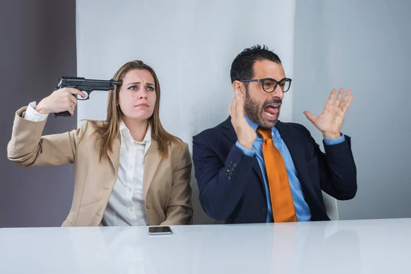執行官が退屈な秘書に話す間に職場に座っている2人の同僚彼女は彼女の頭に銃を向け 白い背景に隔離されています — ストック写真