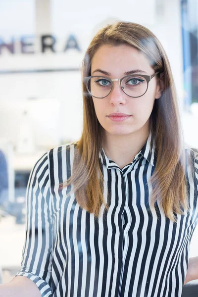 Junge Geschäftsfrau Mit Brille Blickt Kamera — Stockfoto