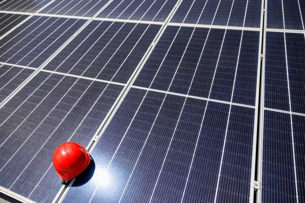 Paneles Fotovoltaicos Con Casco Protector Trabajador — Foto de Stock