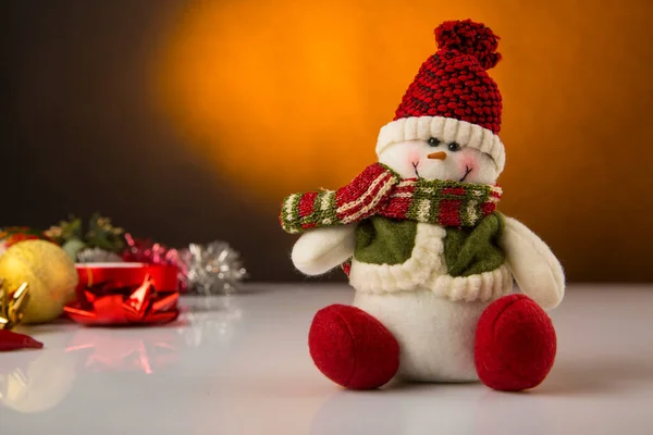 赤いスカーフと帽子のクリスマスのおもちゃの雪だるま — ストック写真