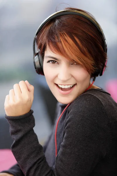 Mooi Donkerharig Meisje Luisteren Naar Muziek Met Hoofdtelefoon Haar Oren — Stockfoto