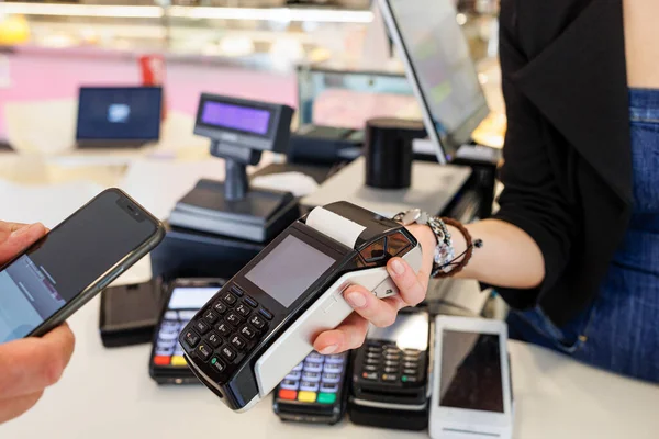 Paiement Pour Téléphone Portable Femme Utilisant Carte Crédit Dans Centre — Photo