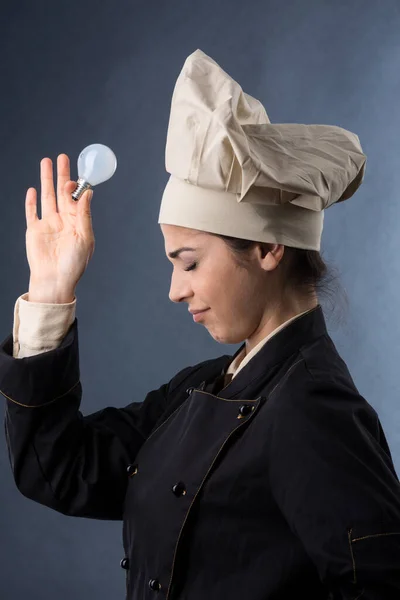 Chef Femme Uniforme Chef Tient Une Ampoule Dans Main Concentre — Photo