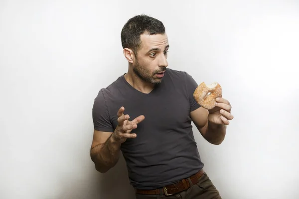 Homme Avec Des Pâtisseries Sur Fond Blanc — Photo