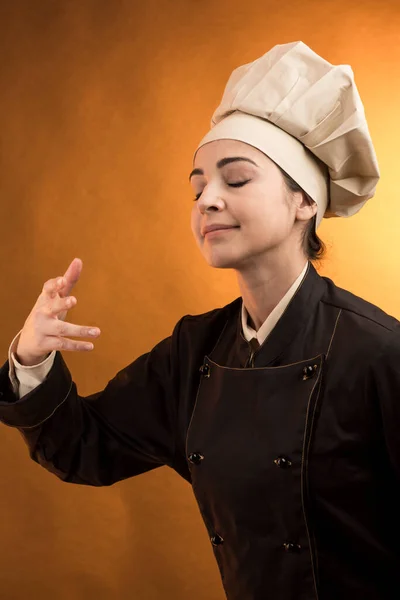 Cozinheiro Sorridente Com Chapéu Chef Segura Garfo Faca Mão Isolado — Fotografia de Stock