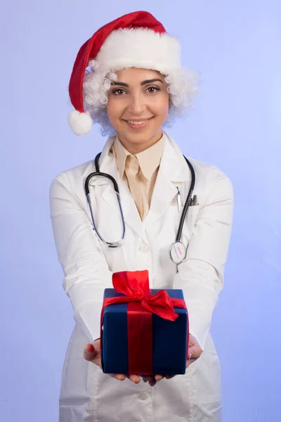 Medico Donna Cappotto Bianco Cappello Babbo Natale Tiene Regalo Isolato — Foto Stock