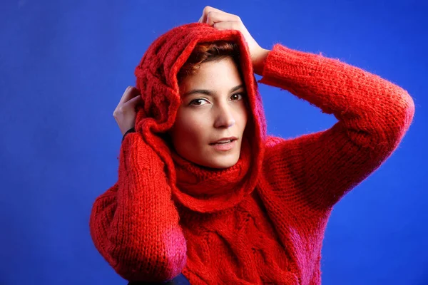 Smuk Pige Med Rød Sweater Bob Hår Isoleret Blå Baggrund - Stock-foto