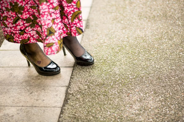 Ženské Nohy Šatech Dlouhou Sukní Podpatky Kráčející Ulici — Stock fotografie
