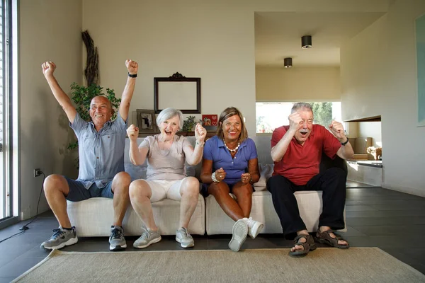 Gruppe Glücklicher Senioren Hause Beim Fußballgucken — Stockfoto