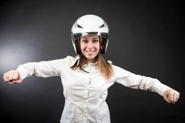 Motosiklet Kasklı Beyaz Gömlekli Sarışın Kız Jestlerle Motosiklet Sürerken Eğleniyor — Stok fotoğraf