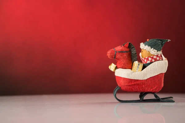 Christmas Gift Box Czerwonym Tle — Zdjęcie stockowe