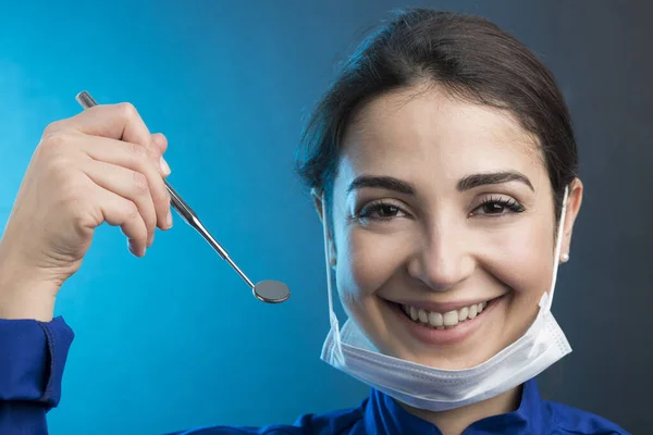 Žena Zubař Chirurgickou Maskou Modrý Kabát Ukazuje Pracovní Nástroje Izolované — Stock fotografie