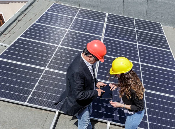 Couple Engineers Protective Helmet Check Status Photovoltaic System Roof House — Stock Photo, Image