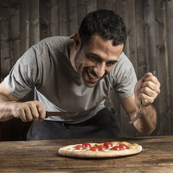 Ciemnowłosy Mężczyzna Brodą Zje Pizzę Pomidorami Wiśniowymi Odizolowany Tle Drewna — Zdjęcie stockowe
