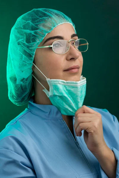 Médecin Manteau Bleu Abaissé Masque Facial Vert Tenant Avec Main — Photo