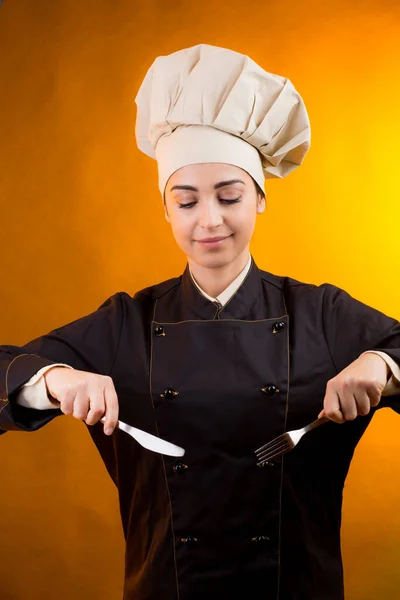 Usmívající Kuchař Čepicí Šéfkuchaře Drží Vidličku Nůž Ruce Izolované Oranžovém — Stock fotografie
