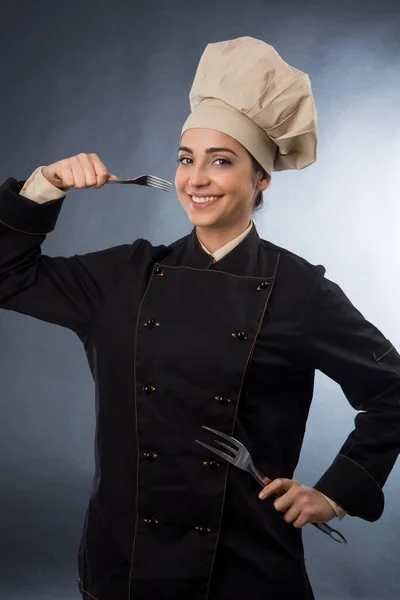 Chef Mulher Saboreia Prato Uma Colher Isolado Fundo Cinza — Fotografia de Stock