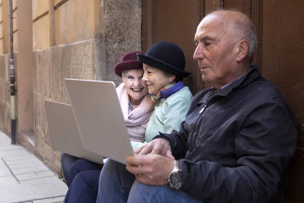 Senioren Nutzen Laptops Freien — Stockfoto