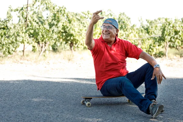Senior Roten Trikot Genießt Skateboarden Auf Landstraße — Stockfoto