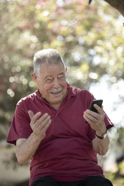 Starszy Mężczyzna Korzystający Telefonu Komórkowego — Zdjęcie stockowe