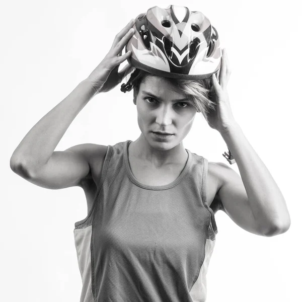 技術的なヘルメットの女性サイクリストは 光の背景 黒と白に隔離され — ストック写真