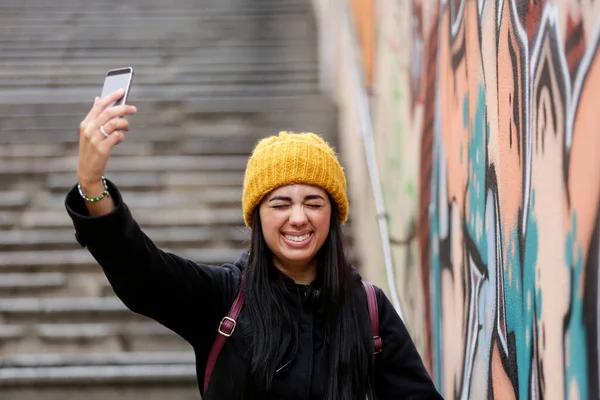 Dziewczyna Robi Selfie Jej Telefon — Zdjęcie stockowe