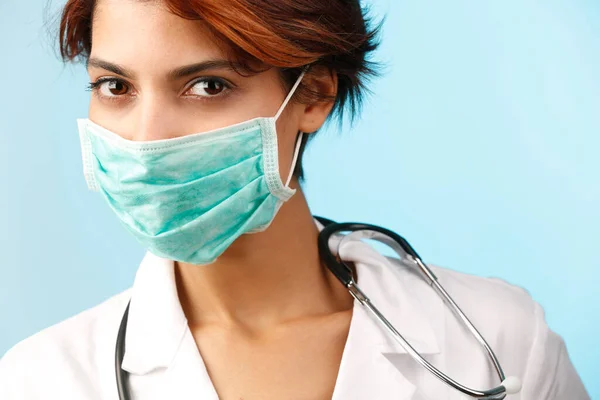 Medico Donna Con Maschera Chirurgica Isolato Sfondo Azzurro — Foto Stock