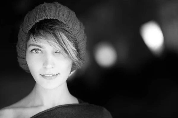 光の背景と黒と白に隔絶された帽子を持つとてもかわいい女の子の肖像画 — ストック写真