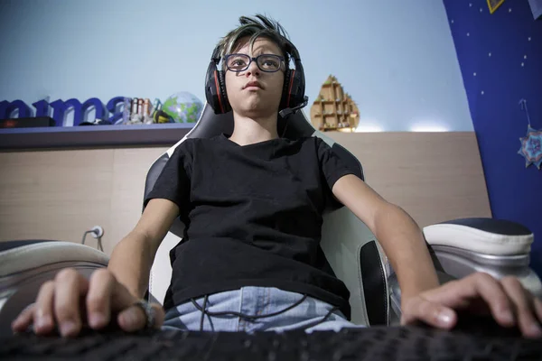 Kulaklığı Kumandası Klavyesi Olan Genç Bir Çocuk Istasyonunda Elektronik Oyunlar — Stok fotoğraf