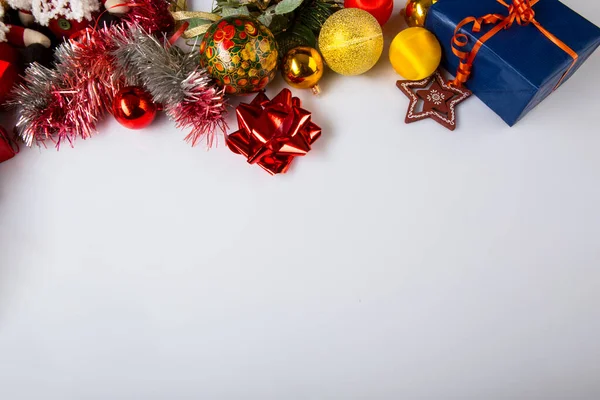 Julens Sammansättning Jul Dekorationer Vit Bakgrund Ovanifrån Kopiera Utrymme Julkoncept — Stockfoto