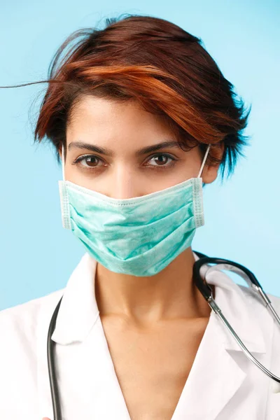 Žena Lékař Chirurgickou Maskou Izolované Světle Modrém Pozadí — Stock fotografie
