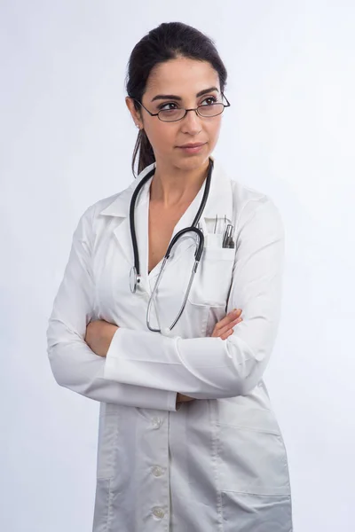 女性医師上の白い背景に聴診器と腕が折り畳まれて — ストック写真