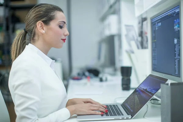 Ung Kvinna Som Arbetar Med Dator — Stockfoto