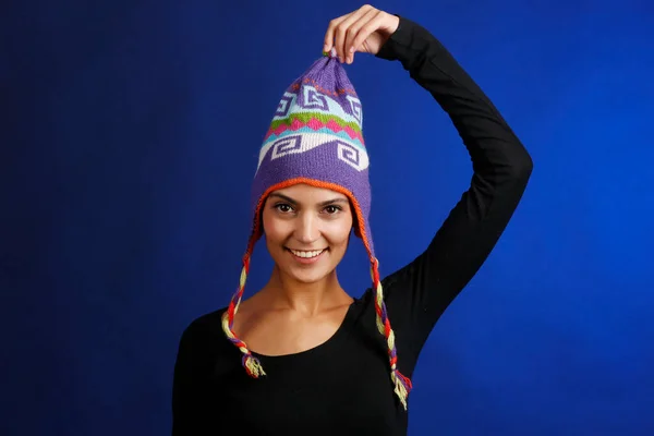 스웨터를 아름다운 소녀가 배경에 고립된 모자를 가지고 — 스톡 사진