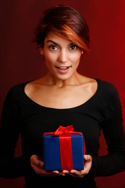 Mooi Meisje Met Zwart Shirt Blij Een Cadeau Worden Weggegooid — Stockfoto