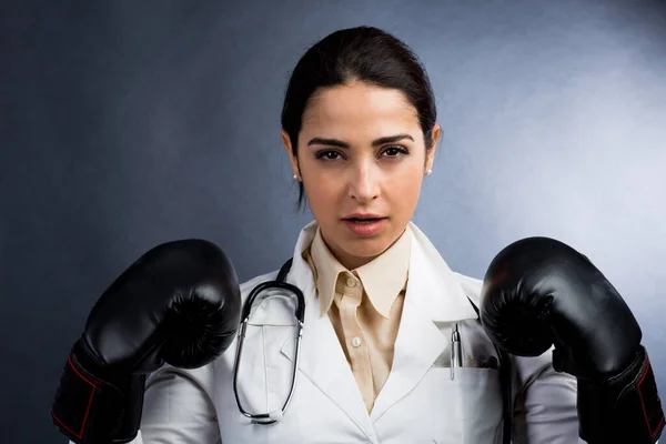 Ärztin Weißem Mantel Und Boxhandschuhen Hat Den Ausdruck Einer Person — Stockfoto