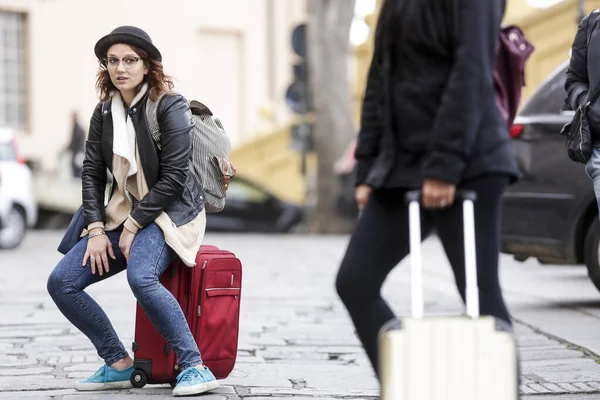 Paar Touristinnen Mit Koffern Auf Der Alten Europäischen Stadtstraße — Stockfoto