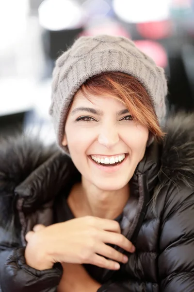모자와 코트를 아름다운 미소짓는 소녀의 — 스톡 사진