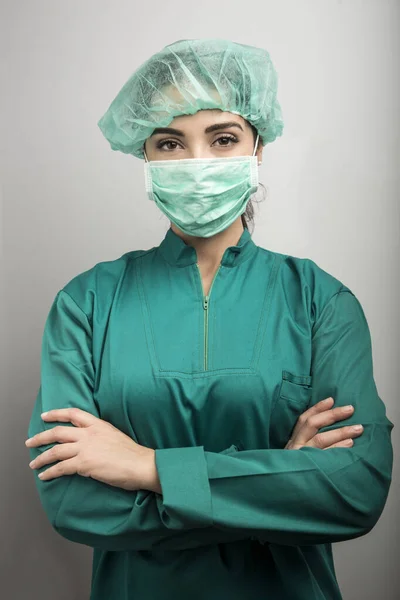 Portrait Long Une Femme Médecin Avec Masque Manteau Vert Casquette — Photo