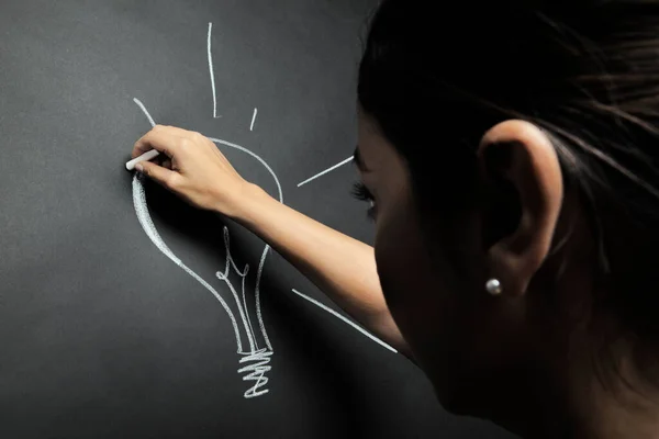 Beautiful Girl Draws Light Bulb Blackboard — Stock Photo, Image