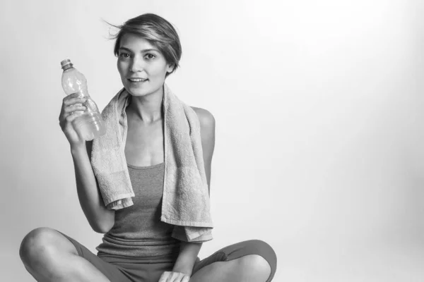 Meisje Met Water Fles Grond Geïsoleerd Witte Achtergrond — Stockfoto