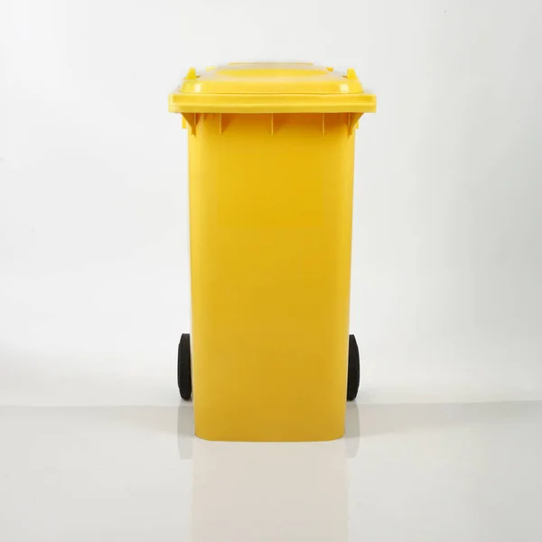 Пластиковый Контейнер Желтого Цвета Белом Фоне Рециклинг Экология Концепции Пластиковый — стоковое фото