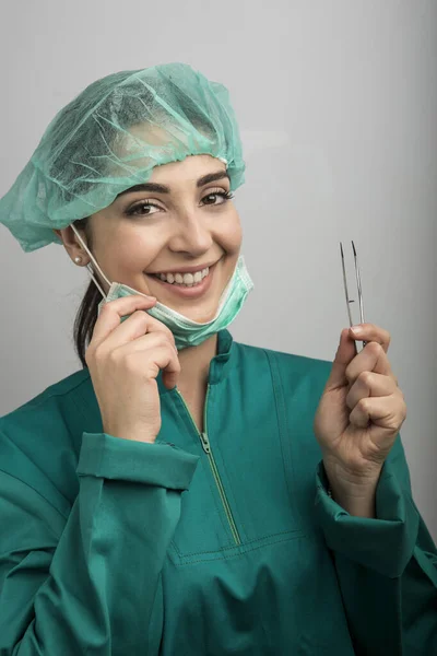 Dentista Con Máscara Verde Gorra Verde Bata Laboratorio Verde Mostrando —  Fotos de Stock