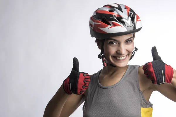 Kvinna Cyklist Visar Tummen Upp Den Tekniska Hjälmen Isolerad Ljus — Stockfoto