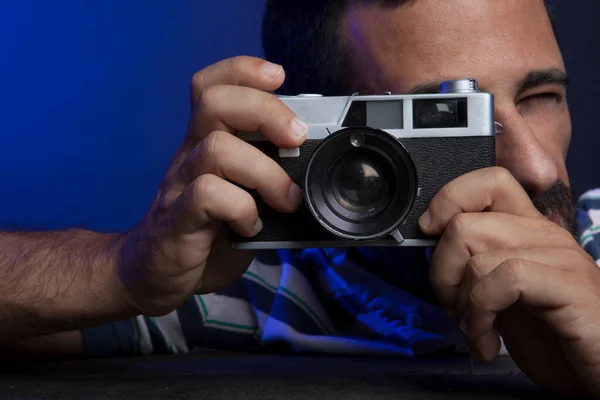 Genç Erkek Fotoğrafçı Eski Fotoğraf Makinesinin Fotoğraflarını Çekiyor — Stok fotoğraf