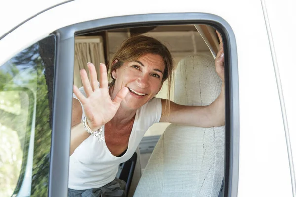 Egy Fehér Inges Hölgy Néz Ablakon Kocsija Volánja Mögött Miközben — Stock Fotó